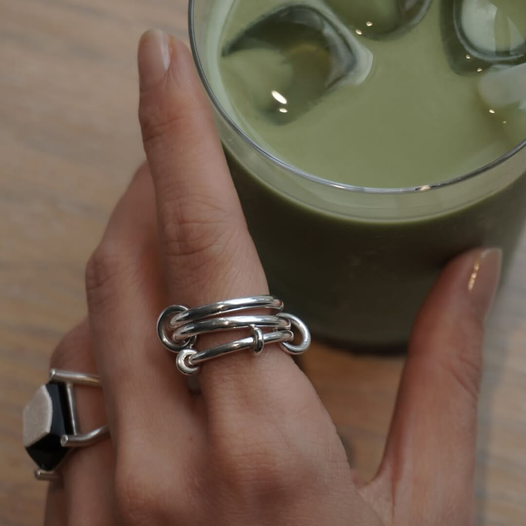 Aura Schlichter ineinandergreifender Ring