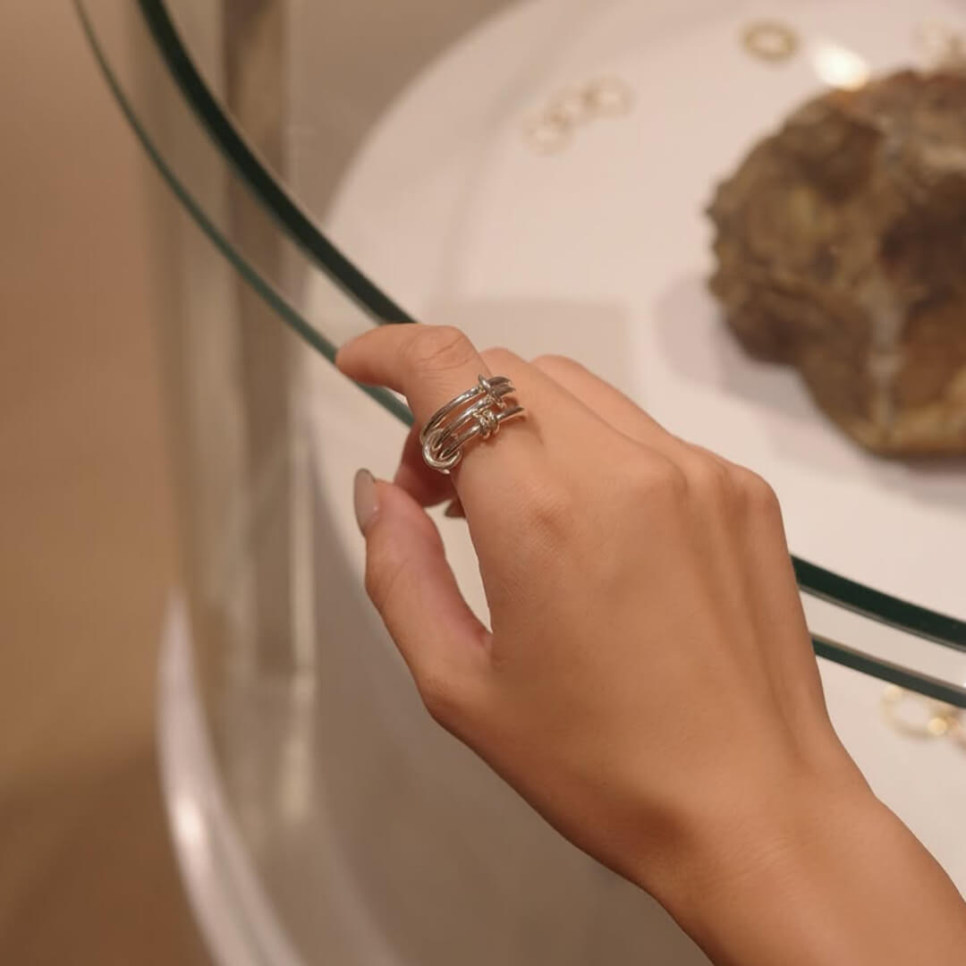 Aura Schlichter ineinandergreifender Ring
