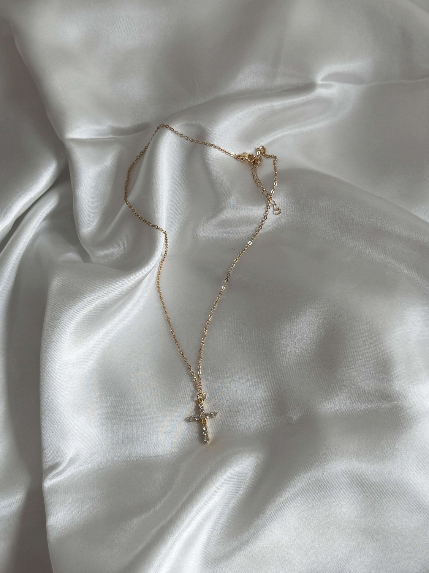 Collier pendentif croix en zircone Ariadne